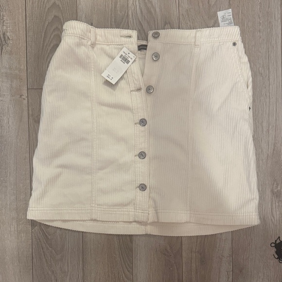 Abercrombie & Fitch Dresses & Skirts - Abercrombie & Fitch Cream Corduroy Mini Skirt